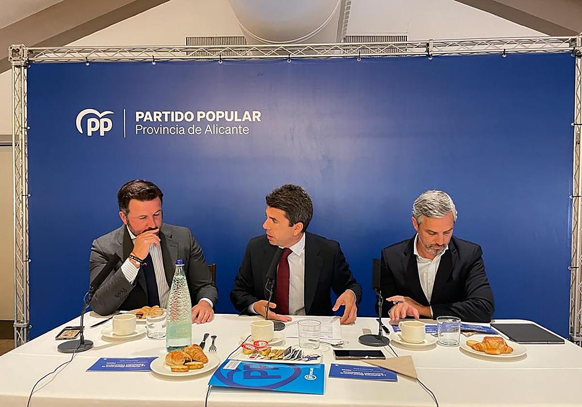 Mazón, en el centro, junto a Pablo Ruz (izq.) y Juan Bravo, en Elche