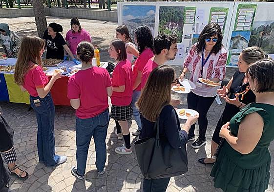 Estudiantes de la Universidad de Alicante degustan platos de la gastronomía rumana.