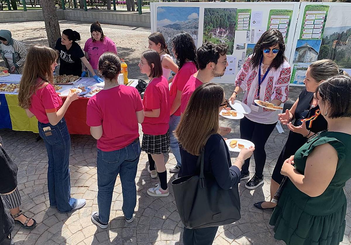 Estudiantes de la Universidad de Alicante degustan platos de la gastronomía rumana.