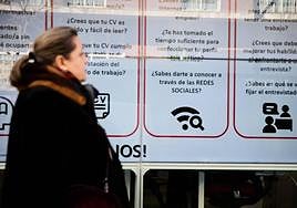 Una mujer camina frente a una oficina del SEPE