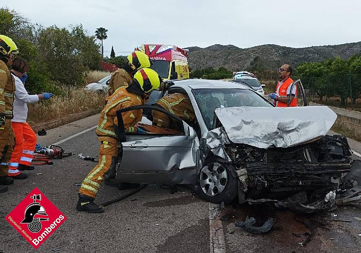 Bomberos realizando las labores de excarcelación