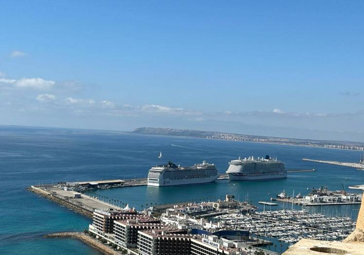 Vista de ambos cruceros amarrados en el puerto de Alicante