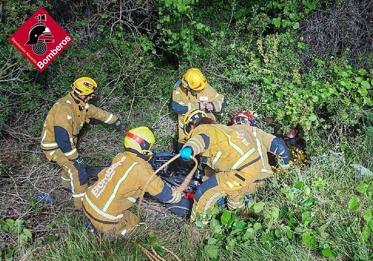 Los bomberos rescatan al motociclista herido.