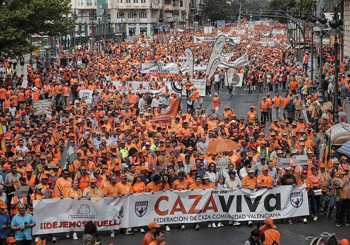 Miles de cazadores han llenado las calles de Valencia en favor de su sector.
