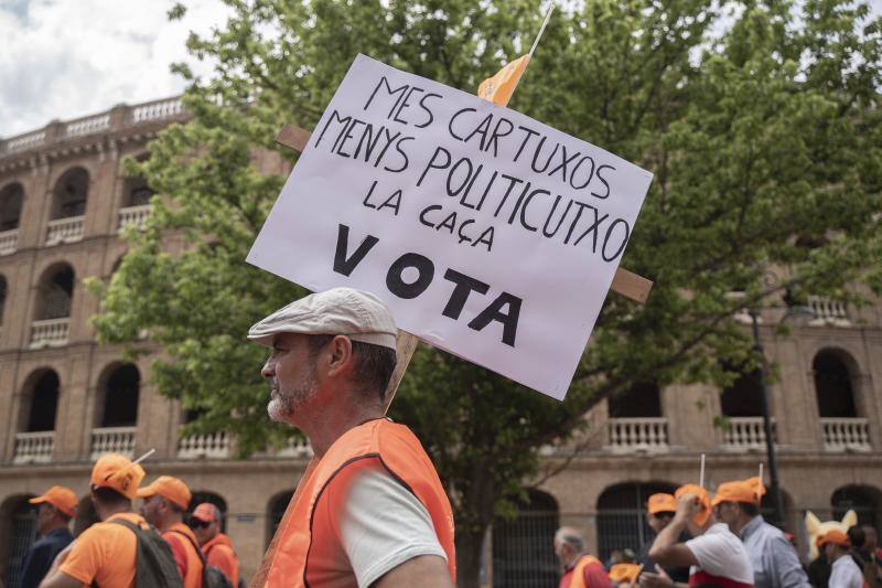 Imagen principal - Varios manifestantes con animales y pancartas. 