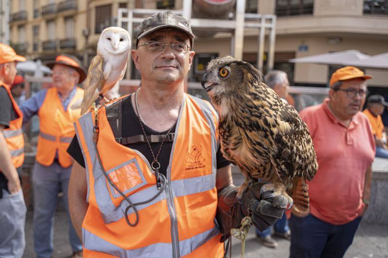 Imagen secundaria 2 - Varios manifestantes con animales y pancartas. 