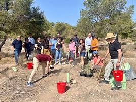 La candidatura socialista, en la reforestación del monte Orgeggia.