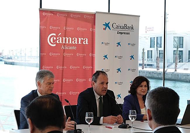 De izquierda a derecha: el director territorial de CaixaBank, Xicu Costa, el presidente de la Cámara de Comercio, Carlos Baño, y la directora de estudios de la Cámara, María del Carmen Pastor