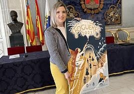 La ilustradora Alba García Ponsoda con el cartel de las Hogueras 2023.