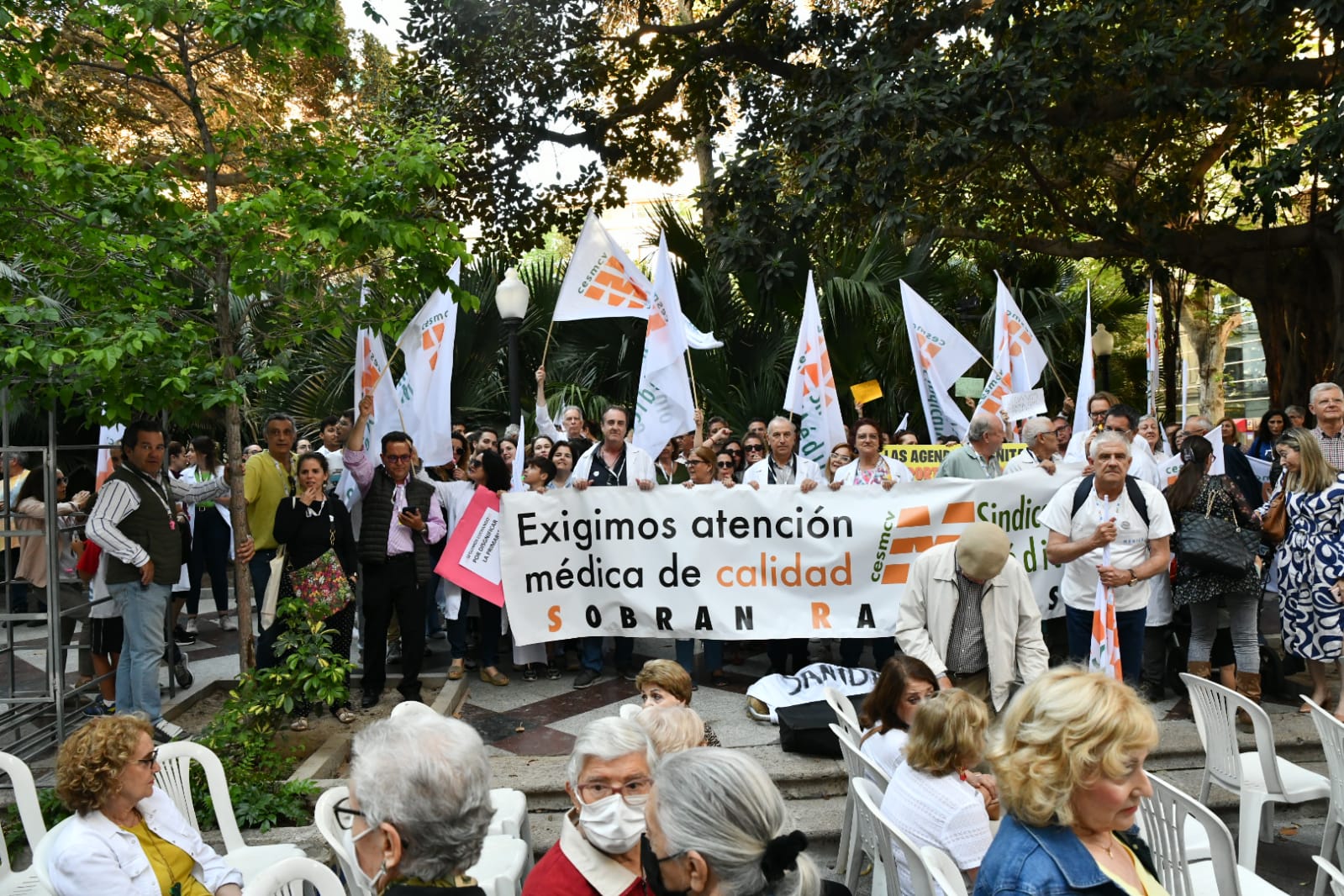 La protesta de médicos inunda las calles del centro de Alicante