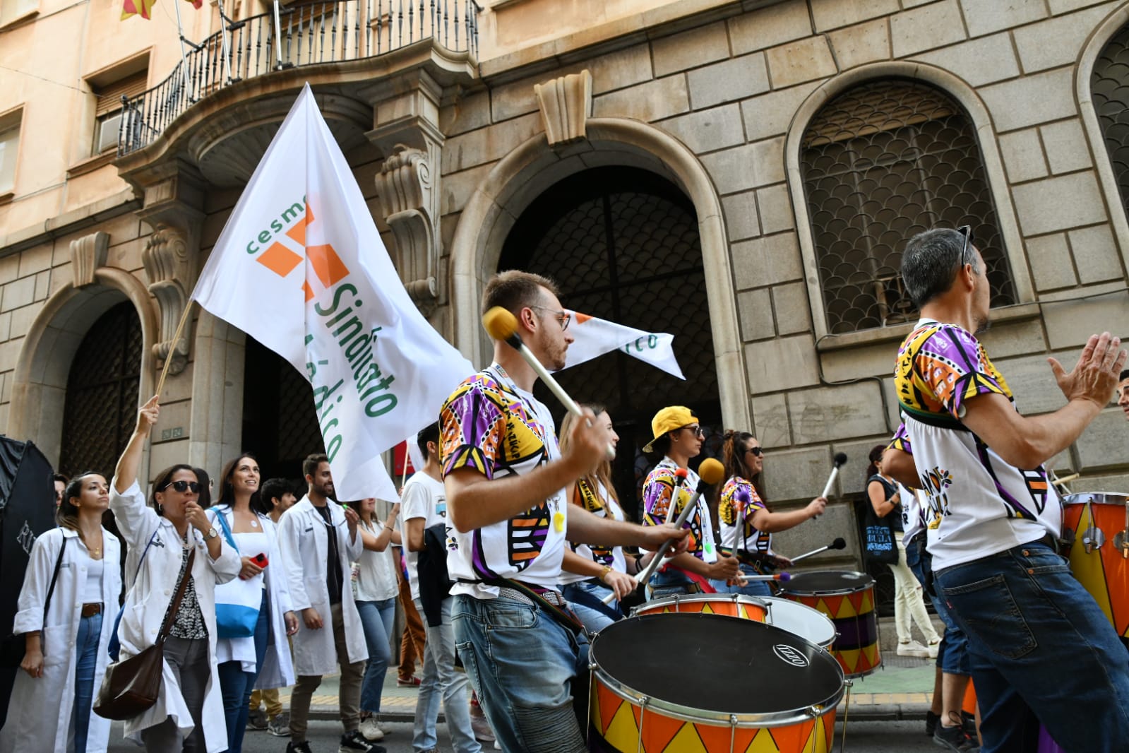 La protesta de médicos inunda las calles del centro de Alicante
