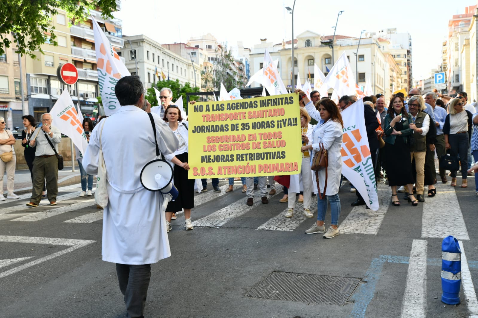 La protesta de médicos inunda las calles del centro de Alicante