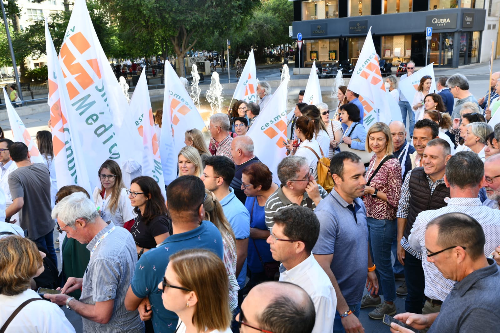 La protesta de médicos inunda las calles del centro de Alicante