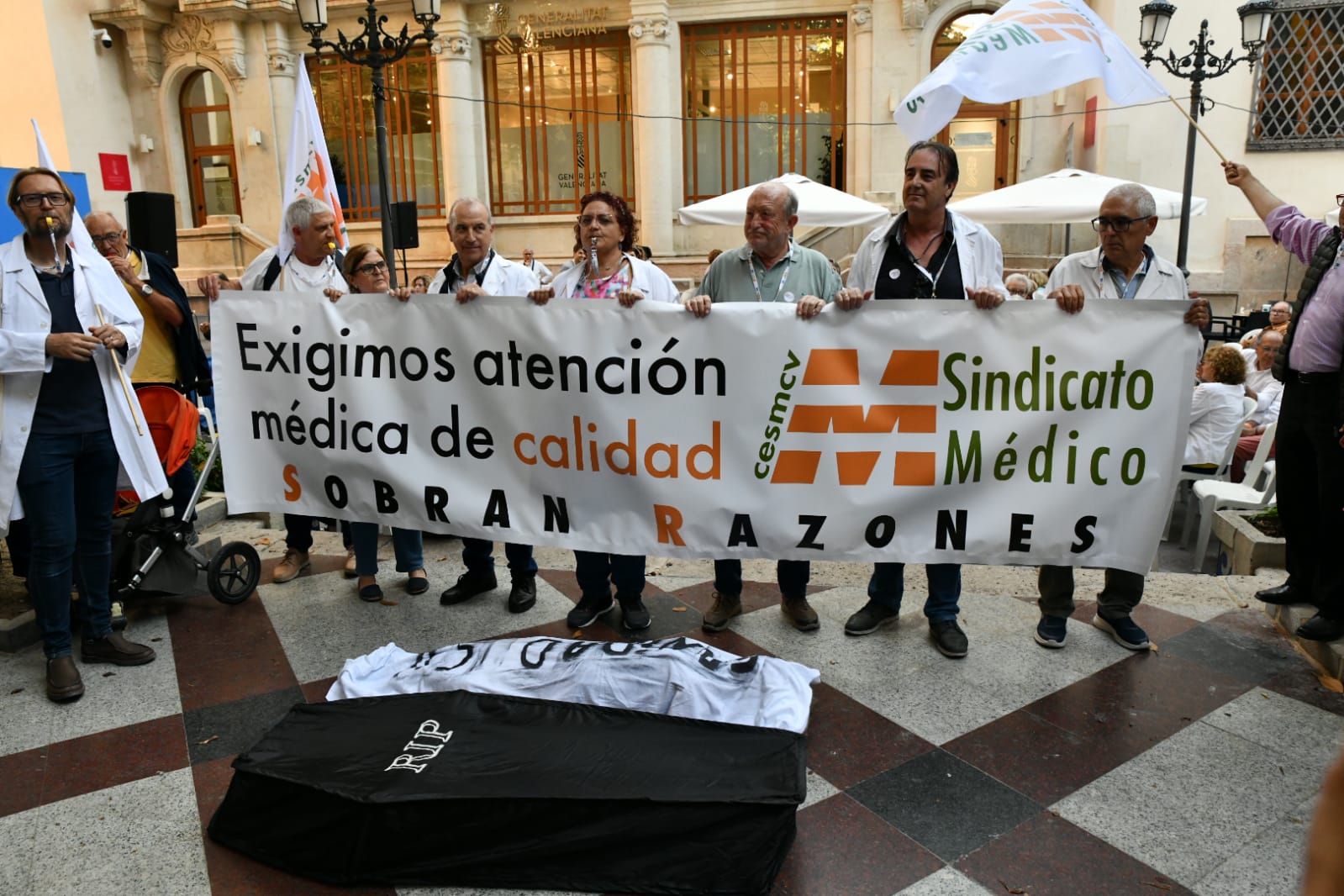 La protesta de médicos inunda las calles del centro de Alicante