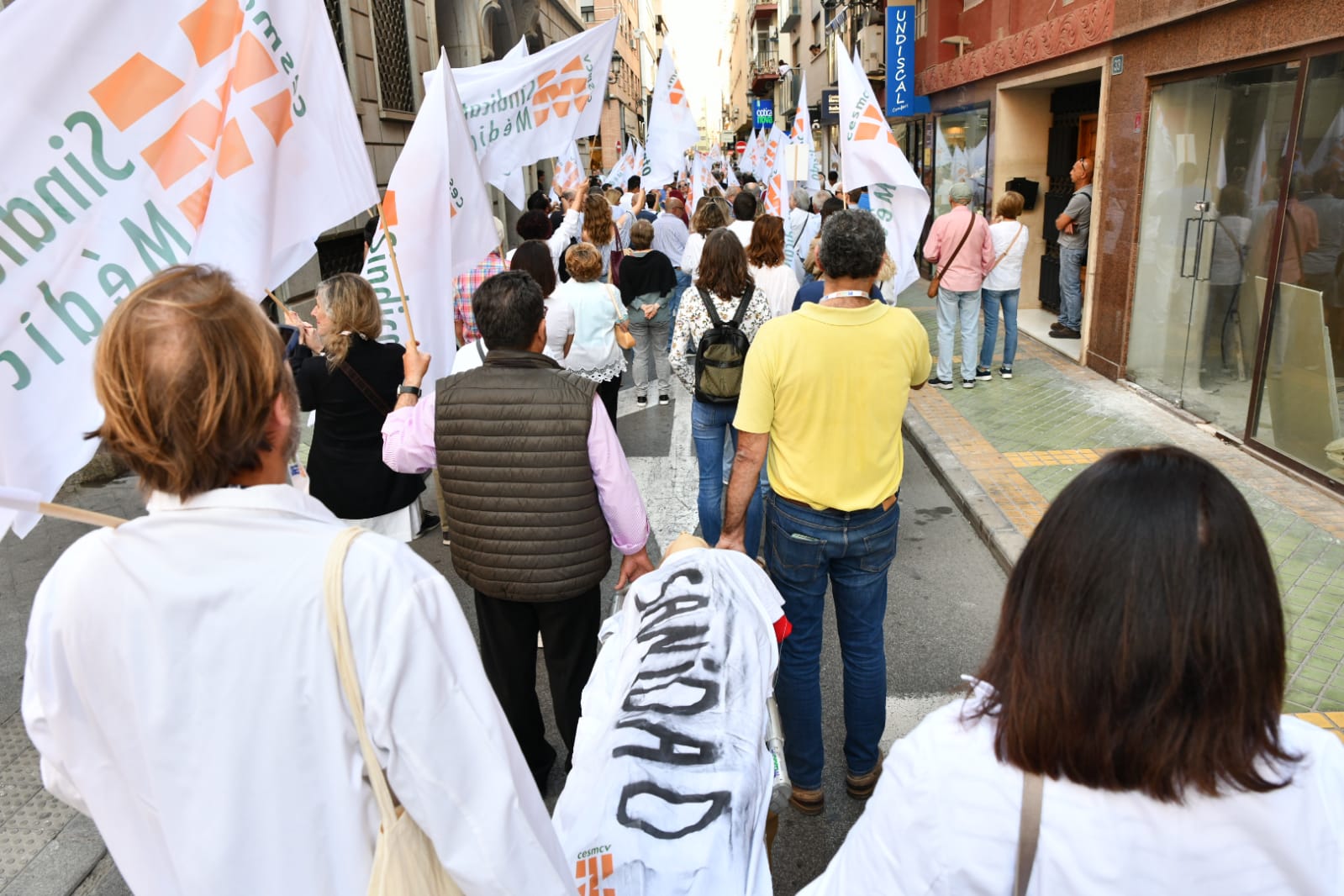 La protesta de médicos inunda las calles del centro de Alicante