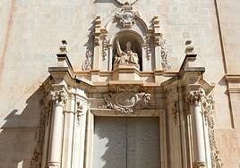 La puerta de la Iglesia de San Pedro de Novelda