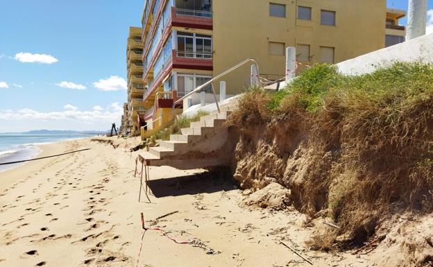 La playa de Tavernes de la Valldigna, afectada por los temporales.