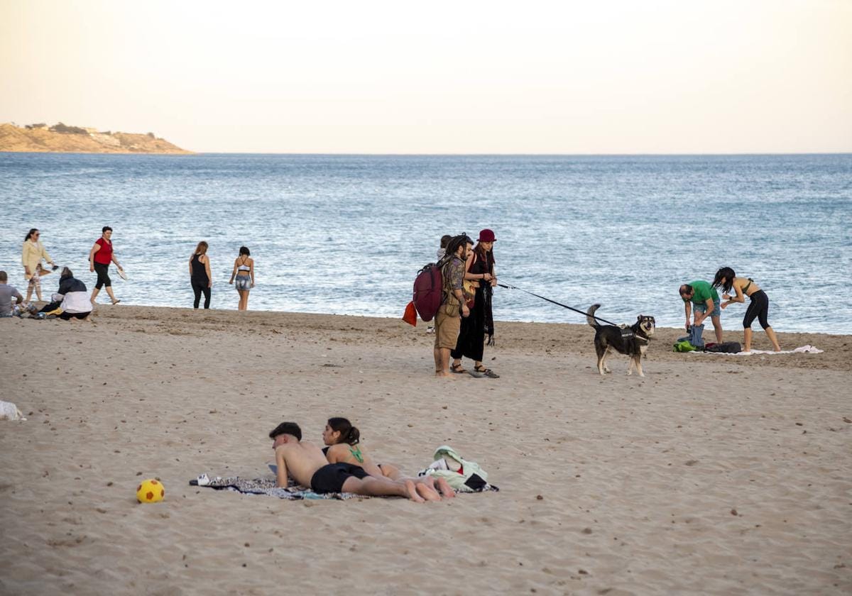 Alicantinos y turistas en la playa del Postiguet.