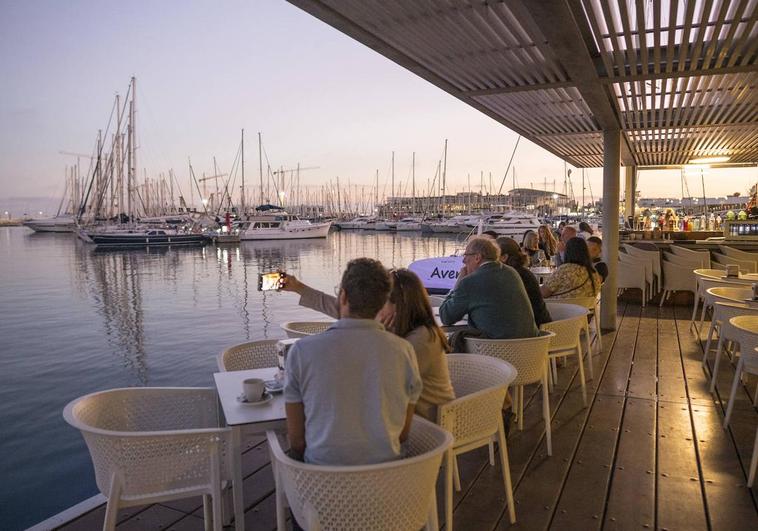 Alicantinos sentados en una terraza del puerto de Alicante