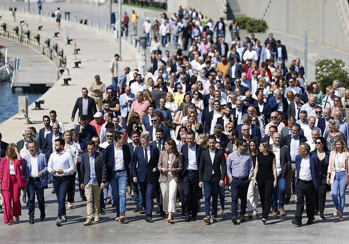El president de la Generalitat y secretario general del PSPV-PSOE, Ximo Puig, y los candidatos socialistas a las alcaldías de los municipios de la Comunitat Valenciana posan para una foto de familia.