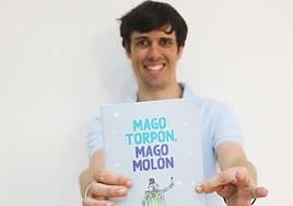 José Aramendía con el ejemplar de su libro 'El Mago Torpón'.