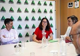 Aitana Mas con el presidente de Hosbec, Fede Fuster.