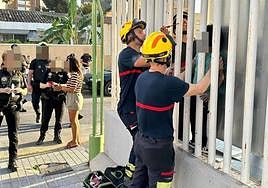 Los bomberos rescatando al niño atrapado y presencia policial en Benidorm.