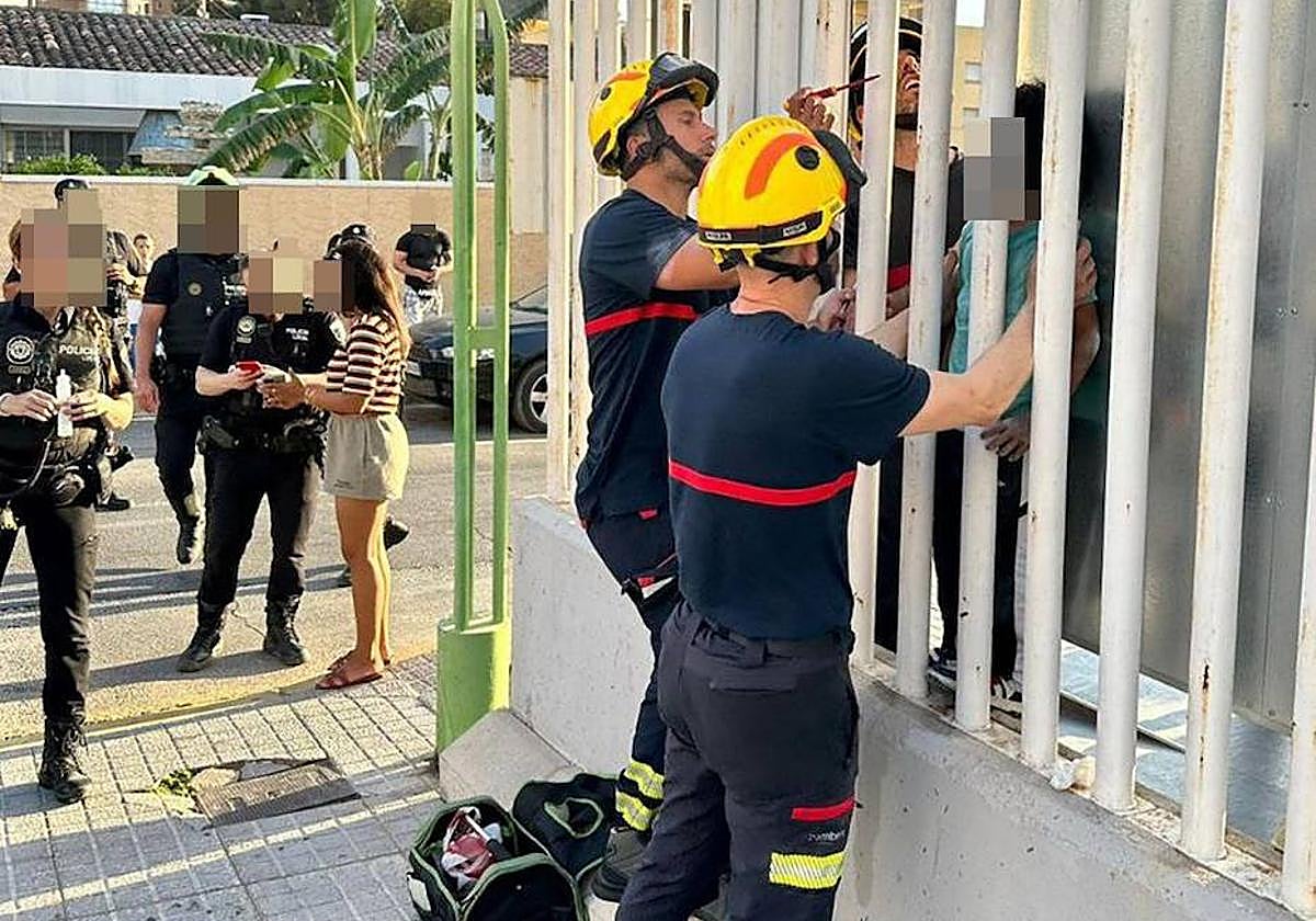 Los bomberos rescatando al niño atrapado y presencia policial en Benidorm.