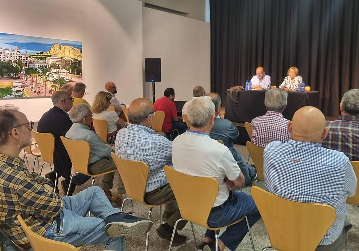 Ana Barceló y Miguel Castelló, reunidos con los festeros.