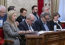 El concejal Manuel Jiménez, durante un pleno, con sus compañeros de Corporación.