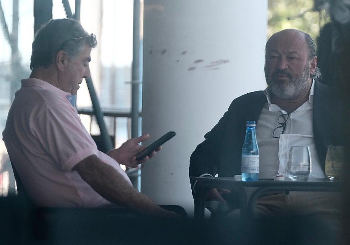Enrique Ortiz y Luis Castillo, en su reunión del lunes en una terraza de Panoramis