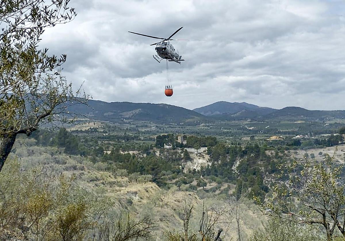 Medios aéreos se han desplazado hasta Penáguila.