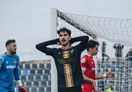 Un jugador del Intercity lamenta una ocasión desperdiciada