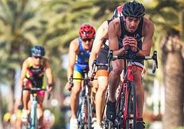 Participantes de la triatlón en bicicleta.