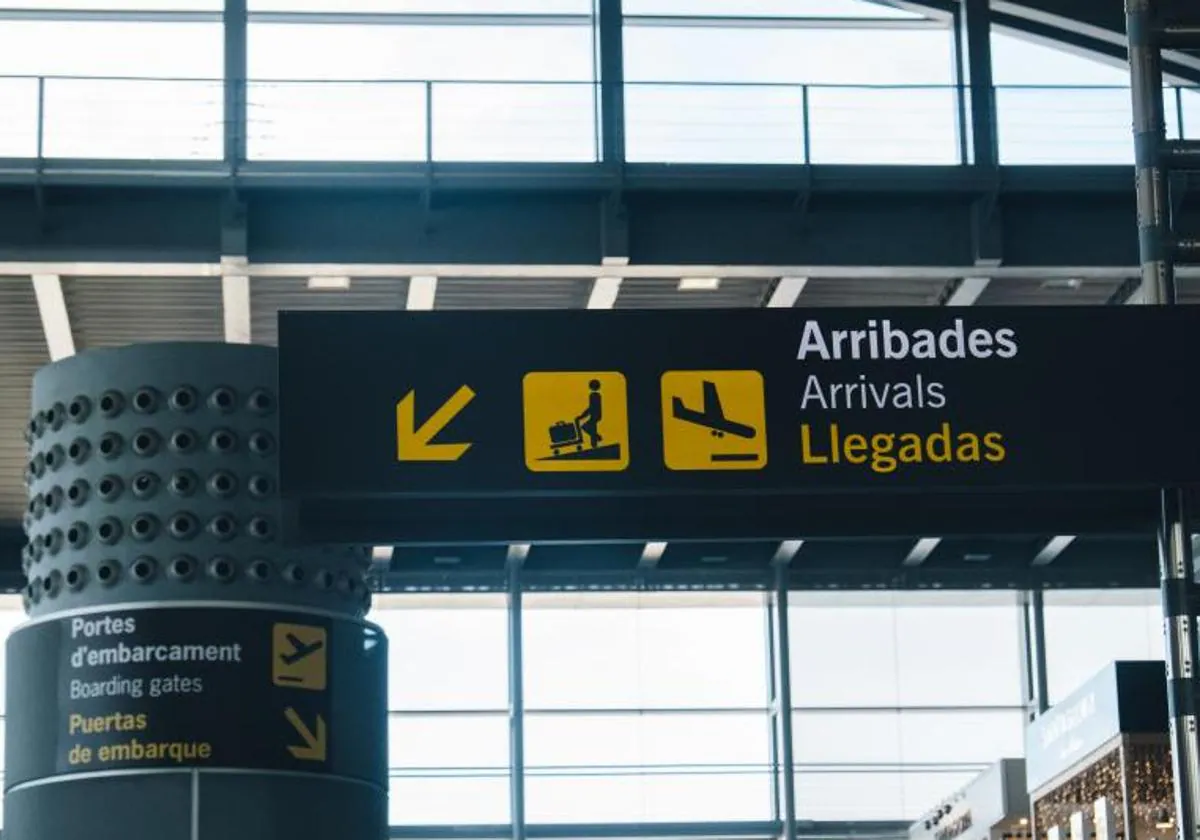 Cartel en el aeropuerto Alicante - Elche Miguel Hernández