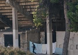 Colchones y sábanas en los bajos del Rico Pérez.