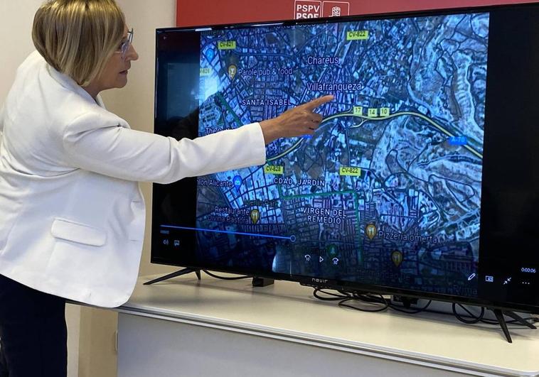 La candidata socialista, Ana Barceló, muestra en un mapa la ubicación de la futura Ciudad Deportiva que proponen los socialistas.