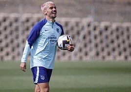 Antoine Griezmann, en el entrenamiento de este viernes con el Atlético