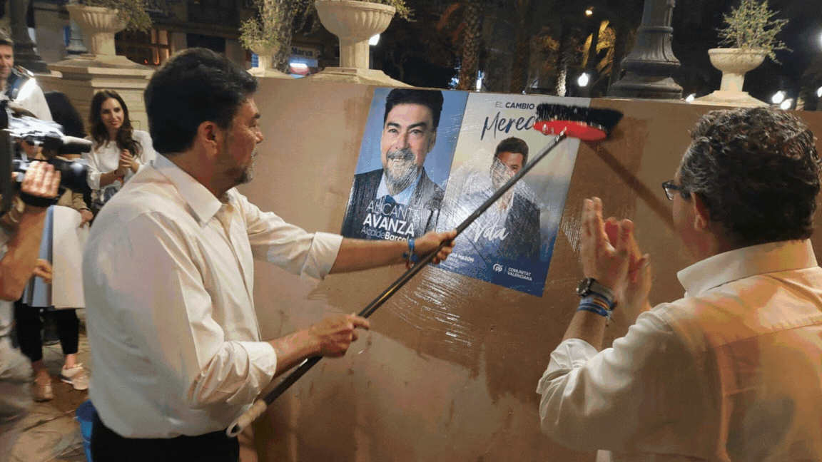 Los candidatos pegan los carteles electorales.