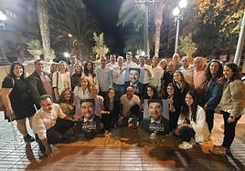 La candidatura del PP durante la pegada de carteles del pasado jueves.