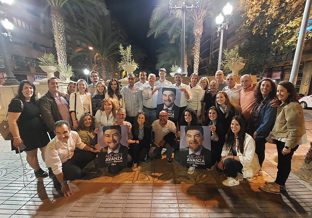 La candidatura del PP durante la pegada de carteles del pasado jueves.