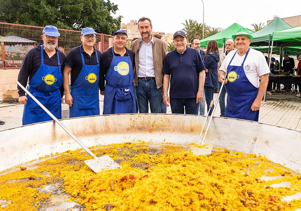 El alcalde de Elche, Carlos González, junto a los responsables de la paella gigante.