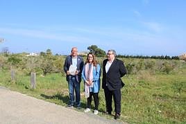 El alcalde de Dénia, Vicent Grimalt, junto a los ediles, Sandra Gertrudix y Paco Roselló, en la presentación del parque ecológico.