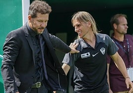 Beccacece saluda a su compatriota Simeone, este domingo en Elche