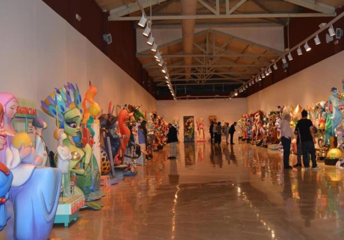 Exposición del ninot en la Lonja del Pescado de Alicante.