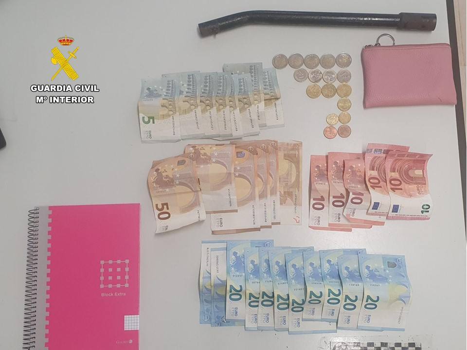 Dinero y objetos incautados por la Guardia Civil.