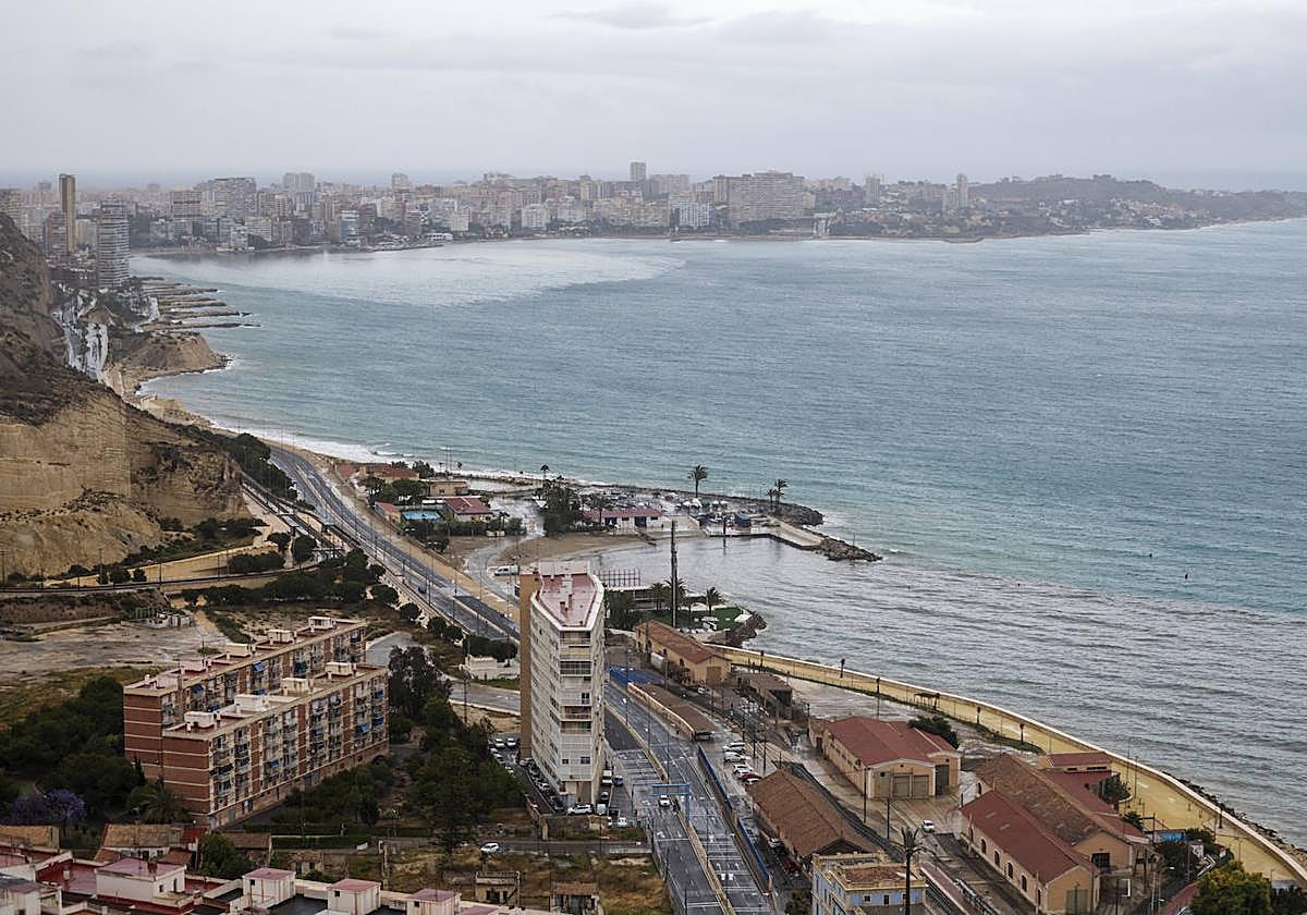 Vista del mar de Alicante en una jornada lluviosa