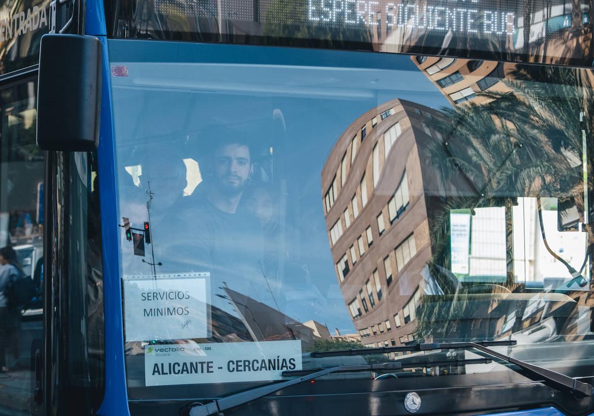 Autobús azul durante una de las jornadas de huelga