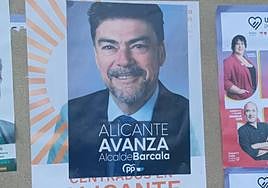 Cartel del PP por encima de uno de Ciudadanos.