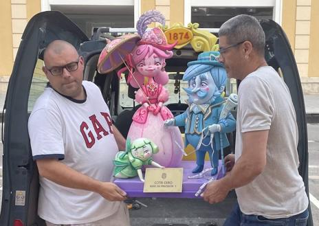 Imagen secundaria 1 - 1. Los artistas y la vicealcaldesa con el ninot de la Hoguera Oficial adulta. | 2. Sergio Gómez llega con la figura del monumento infantil. | 3. Desembalaje de una de las piezas.